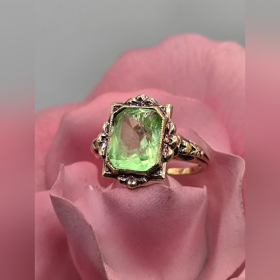 10k Gold Green Gemstone Ring Size 5.5